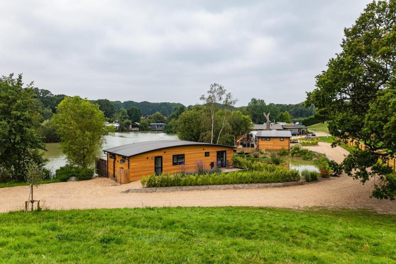 Hotel Sumners Ponds Fishery & Campsite Horsham Exterior foto
