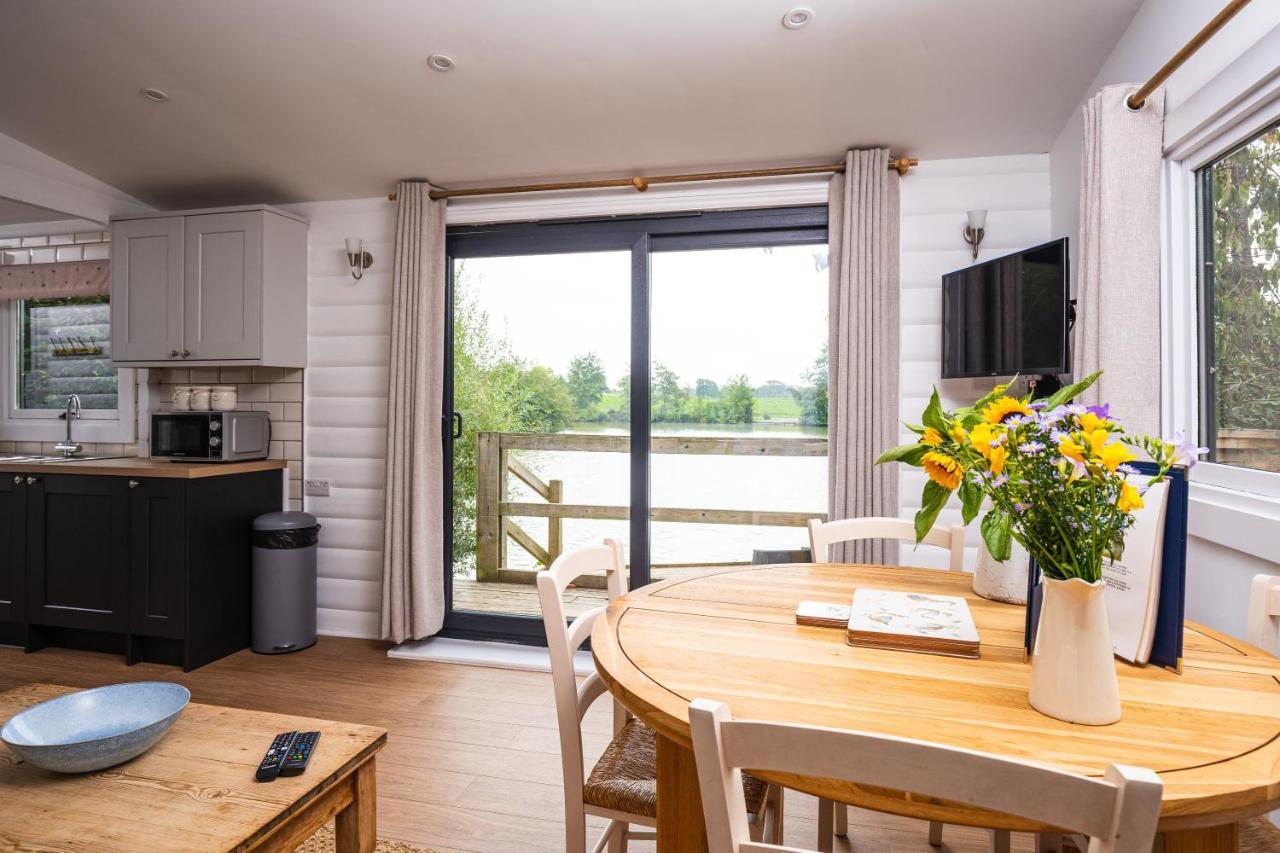 Hotel Sumners Ponds Fishery & Campsite Horsham Exterior foto