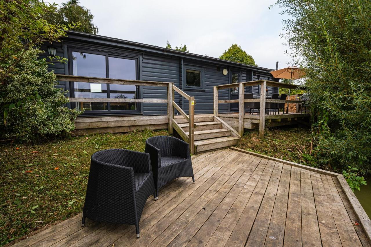 Hotel Sumners Ponds Fishery & Campsite Horsham Exterior foto