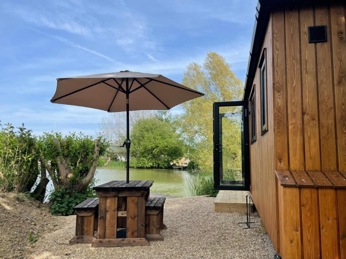 Hotel Sumners Ponds Fishery & Campsite Horsham Exterior foto