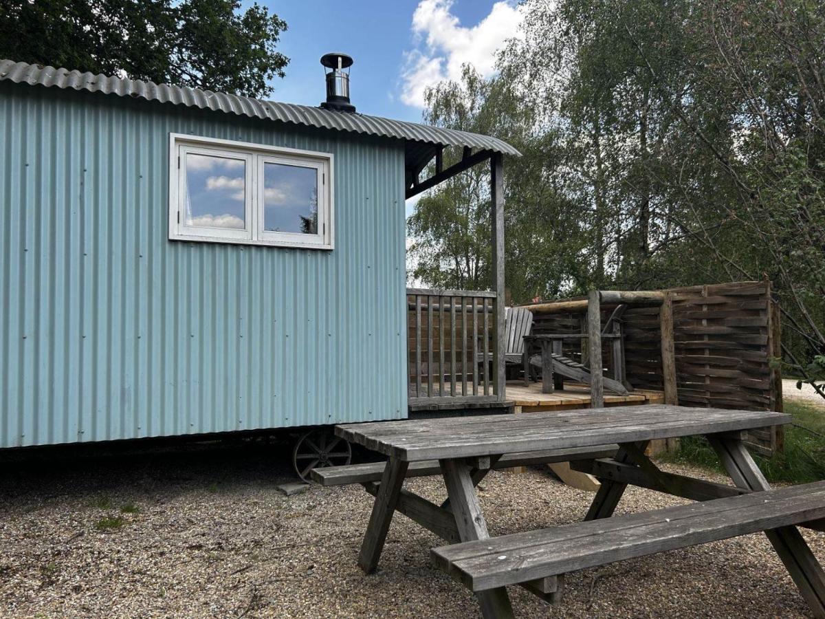 Hotel Sumners Ponds Fishery & Campsite Horsham Exterior foto